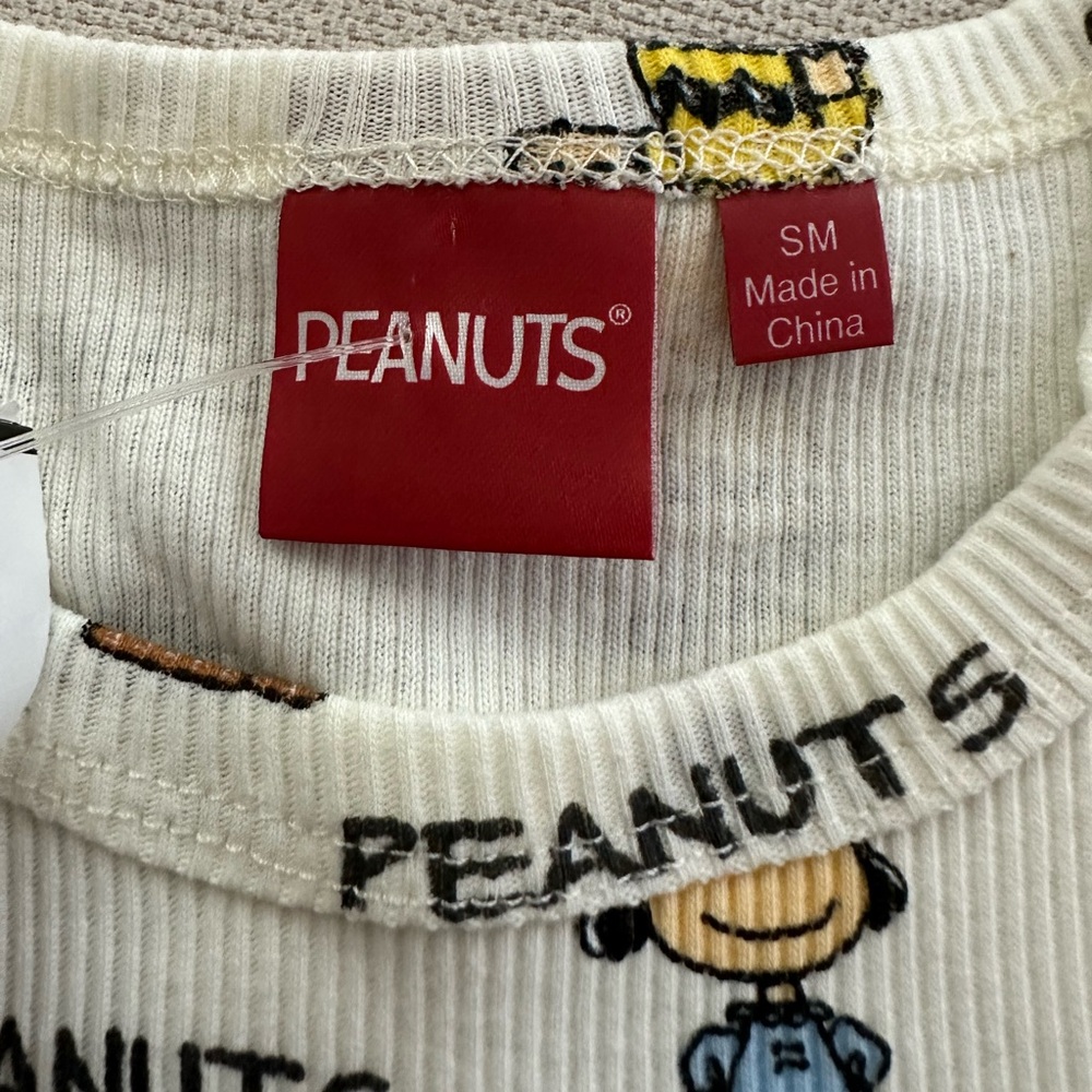 PEANUTS LICENSED JUNIOR SHORT SLEEVE CROP TOP SIZE SMALL NWT - Picture 4 of 7